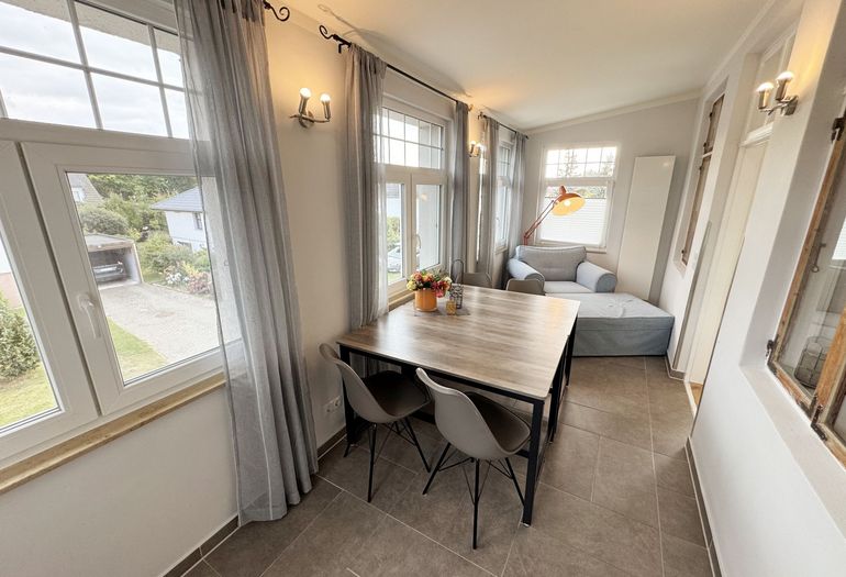 Essbereich mit Tisch und Stühlen