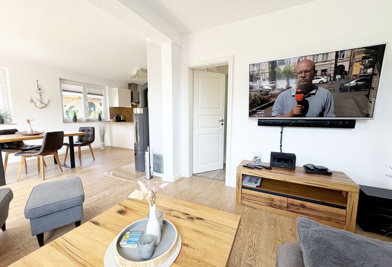 Wohnbereich mit TV-Bord und LED Smart-TV