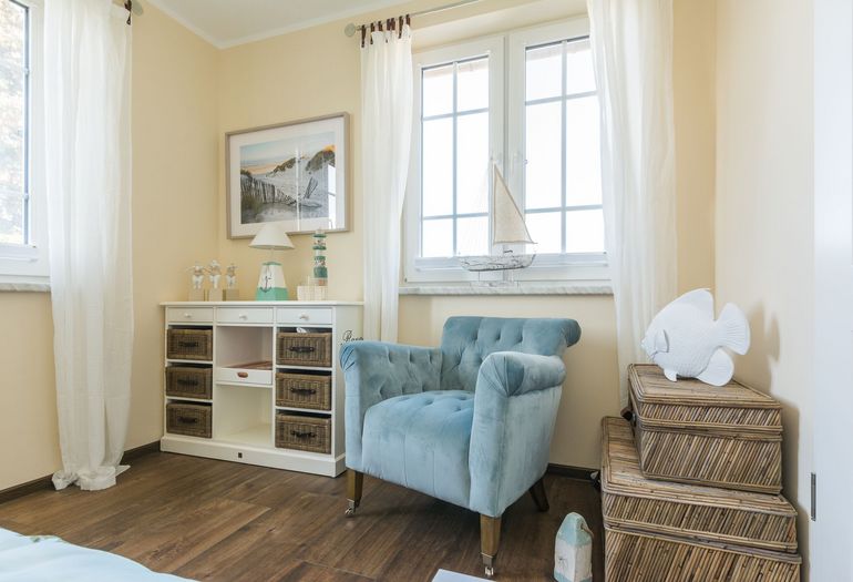 2.Schlafzimmer mit gemütlichem Sessel