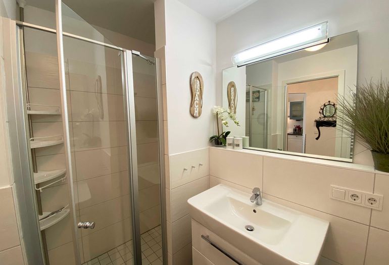 Badezimmer mit Dusche Badezimmer mit Dusche