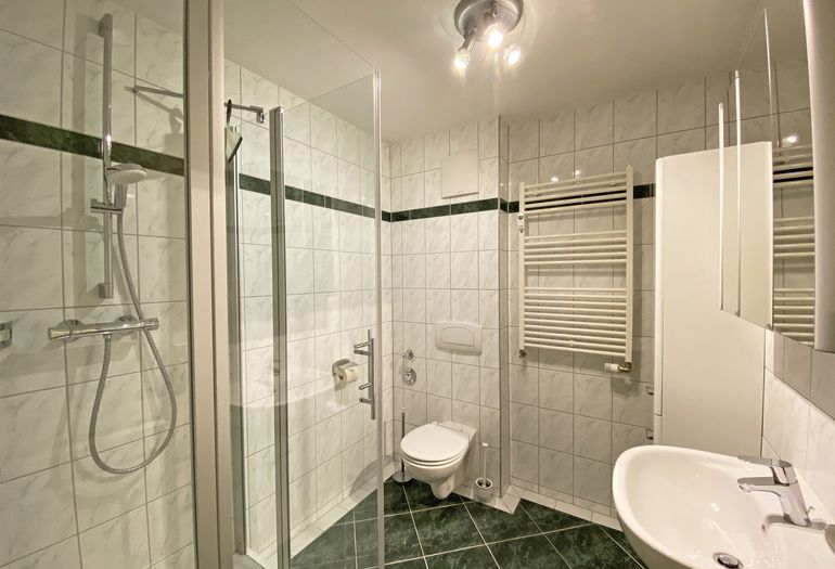 Badezimmer mit Dusche