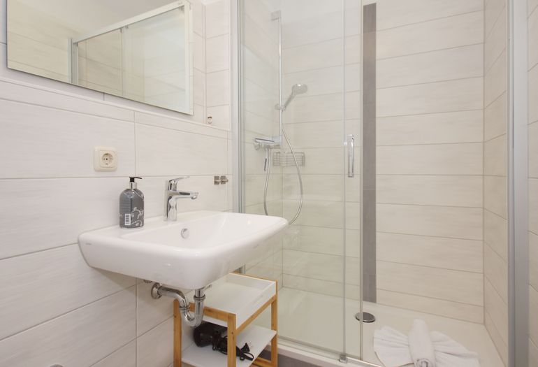 Badezimmer mit Dusche, WC und Waschbecken
