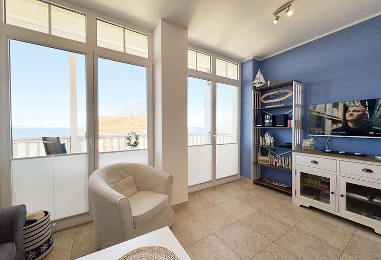 gemütliches Wohnzimmer mit TV