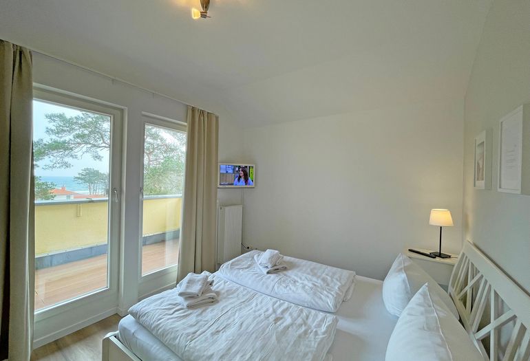 Schlafzimmer mit Doppelbett und Blick zur Ostsee Schlafzimmer mit Doppelbett und Blick zur Ostsee