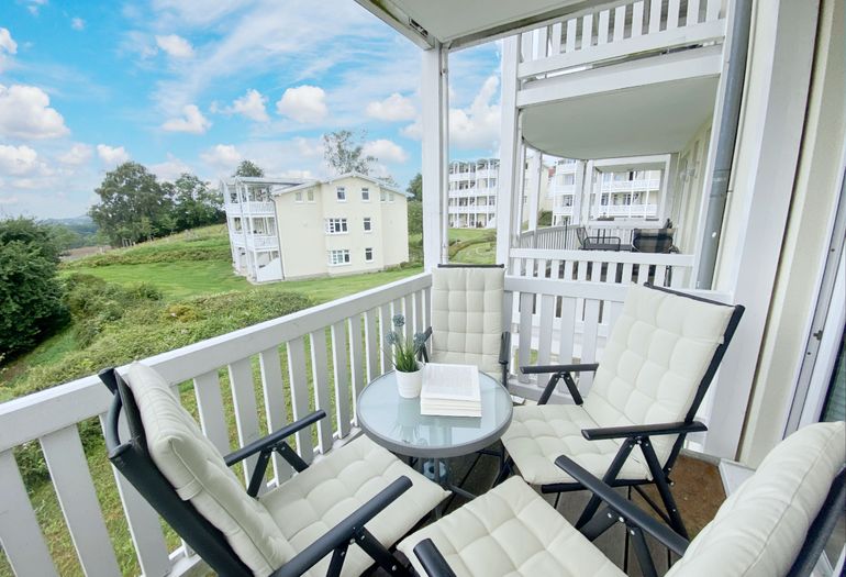 bestuhlter Balkon in ruhiger Lage