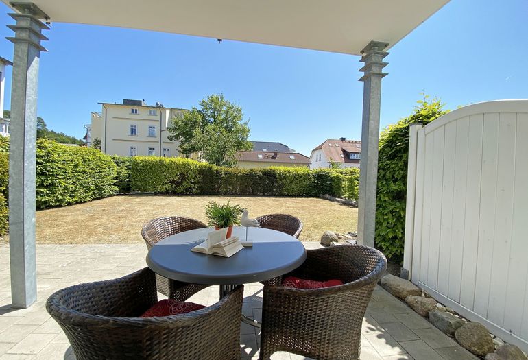 bestuhlte Terrasse mit Gartenanteil