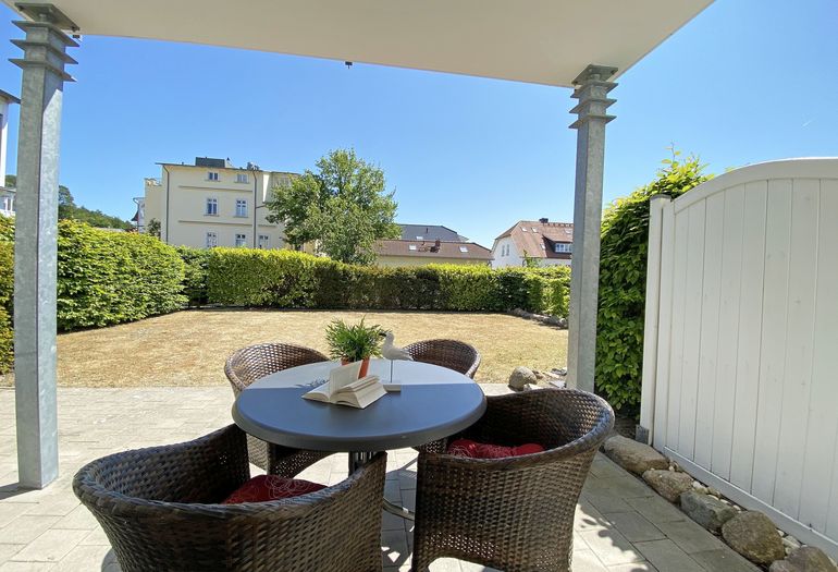bestuhlte Terrasse mit Gartenanteil bestuhlte Terrasse mit Gartenanteil