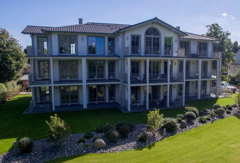 Blick vom Garten auf die Villa Pauline