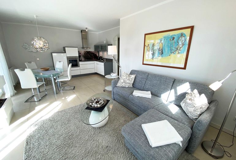 Wohnzimmer mit gemütlicher Eckcouch Wohnzimmer mit gemütlicher Eckcouch