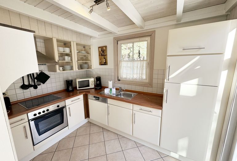 Ferienhaus Sandkörnchen - Küchenzeile mit Geschirrspüler