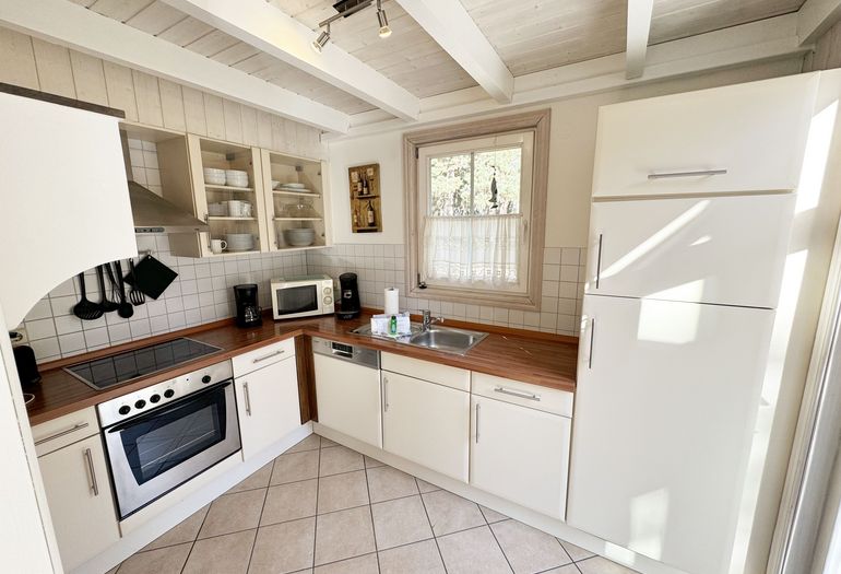 Ferienhaus Sandkörnchen - Küchenzeile mit Geschirrspüler