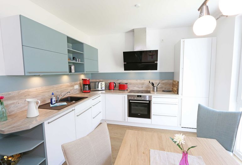 moderne Küchenzeile mit Elektrogeräten