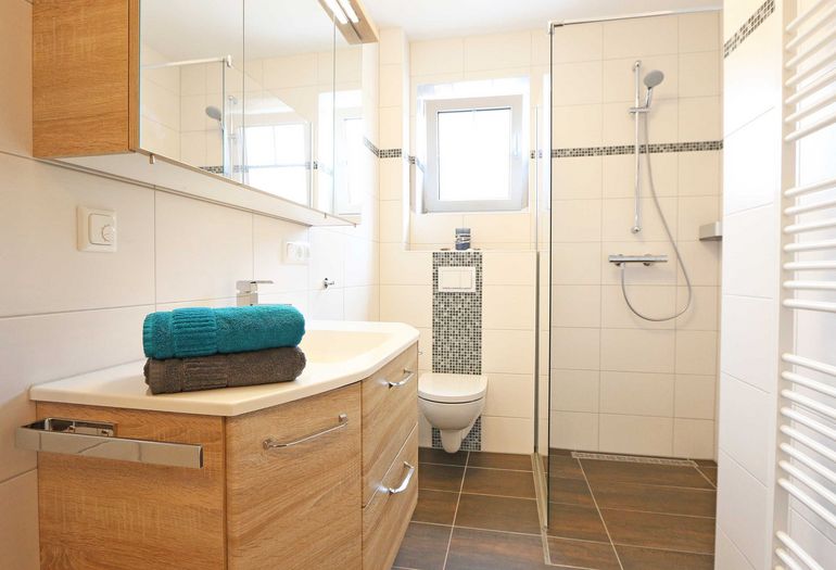 Badezimmer mit ebenerdiger Dusche Badezimmer mit ebenerdiger Dusche