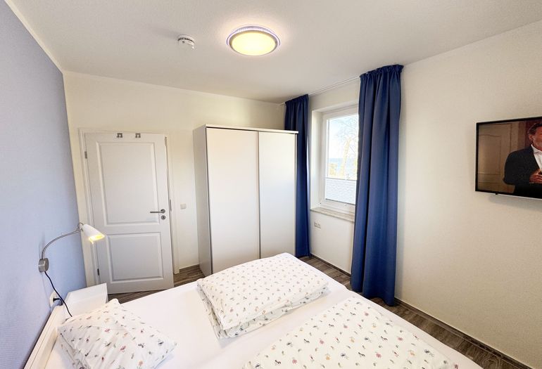 Schlafzimmer mit Doppelbett