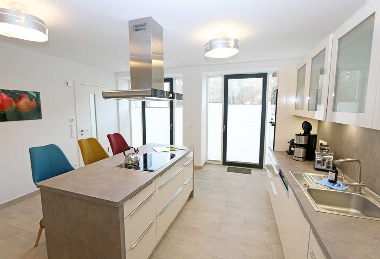 Esstisch angrenzend an der Küchenzeile