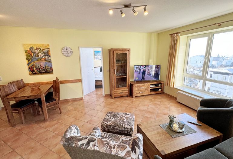 Wohnbereich mit TV und gemütlicher Couch Wohnbereich mit TV und gemütlicher Couch