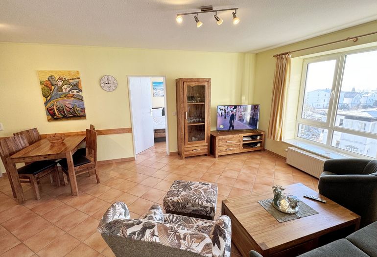 Wohnbereich mit TV und gemütlicher Couch