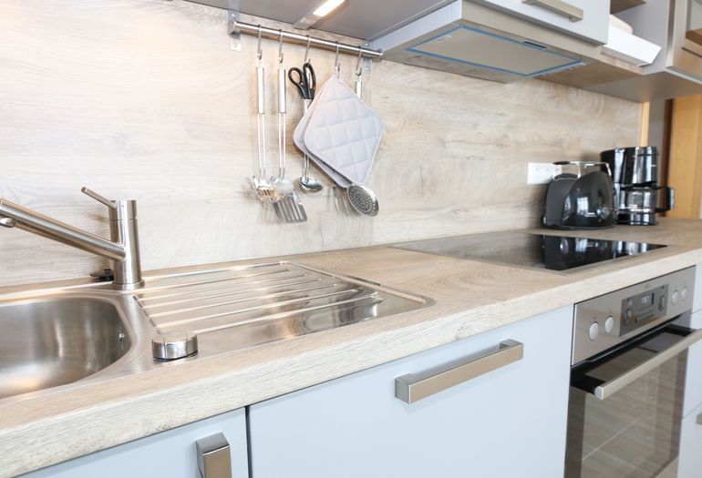 moderne Küchenzeile mit Backofen moderne Küchenzeile mit Backofen