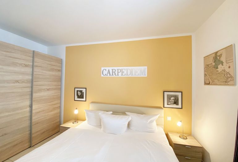 Schlafzimmer mit Kleiderschrank