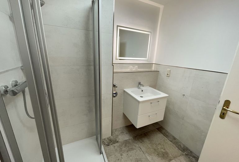 Badezimmer mit Waschbecken Badezimmer mit Waschbecken