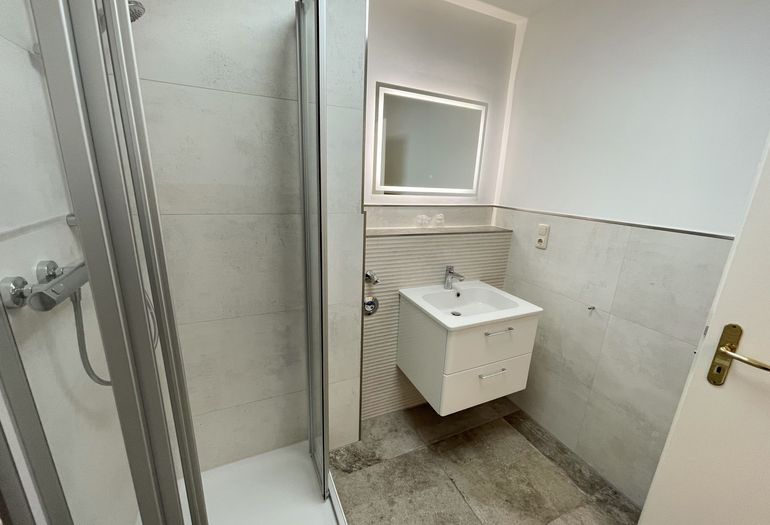 Badezimmer mit Waschbecken