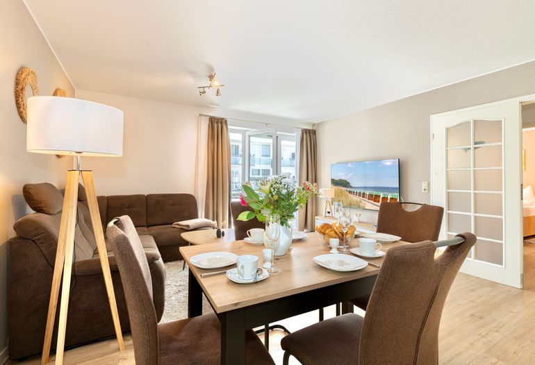 Wohnbereich mit Zugang zu den Balkonen