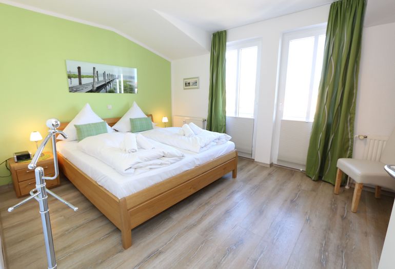 großzügiges Schlafzimmer großzügiges Schlafzimmer