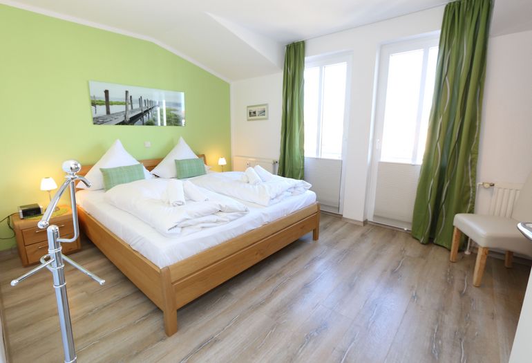 großzügiges Schlafzimmer großzügiges Schlafzimmer