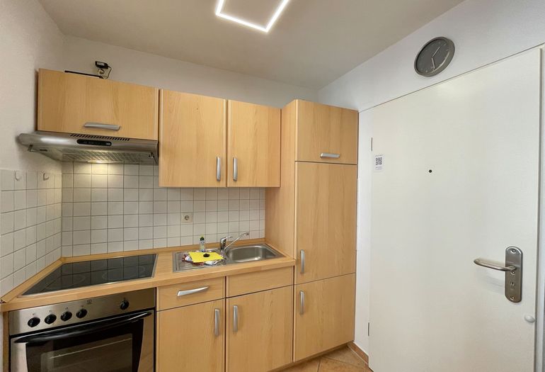 Küchenzeile mit Backofen