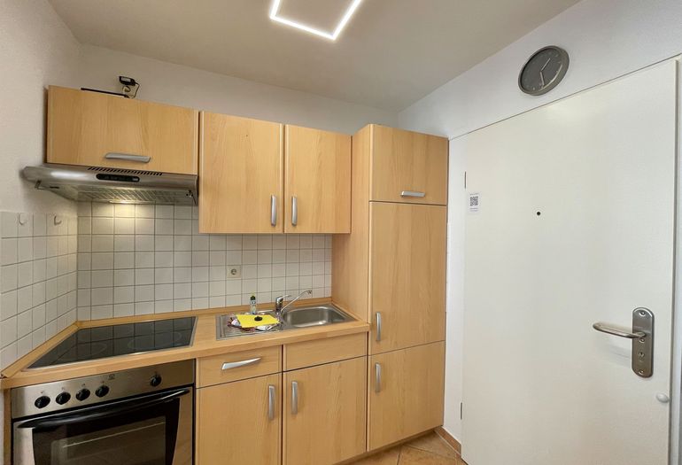 Küchenzeile mit Backofen Küchenzeile mit Backofen