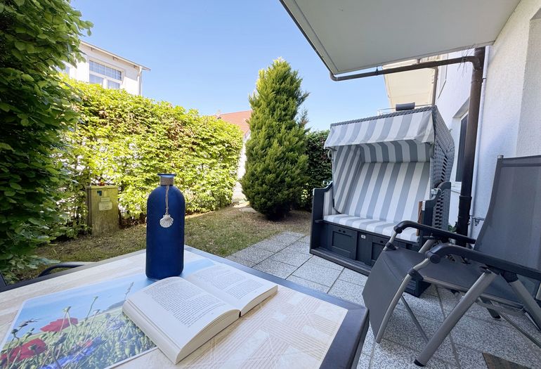 möblierte Terrasse mit kleinem Gartenanteil