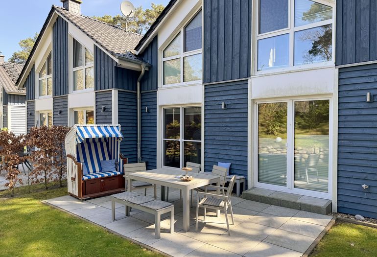 Ferienhaus Blaue Welle - Terrasse mit Strandkorb Ferienhaus Blaue Welle - Terrasse mit Strandkorb