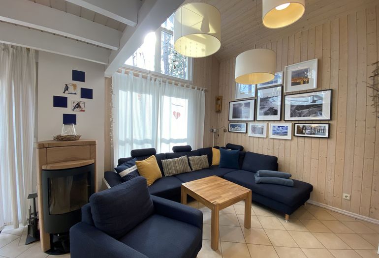 Wohnzimmer mit Kamin und Sessel