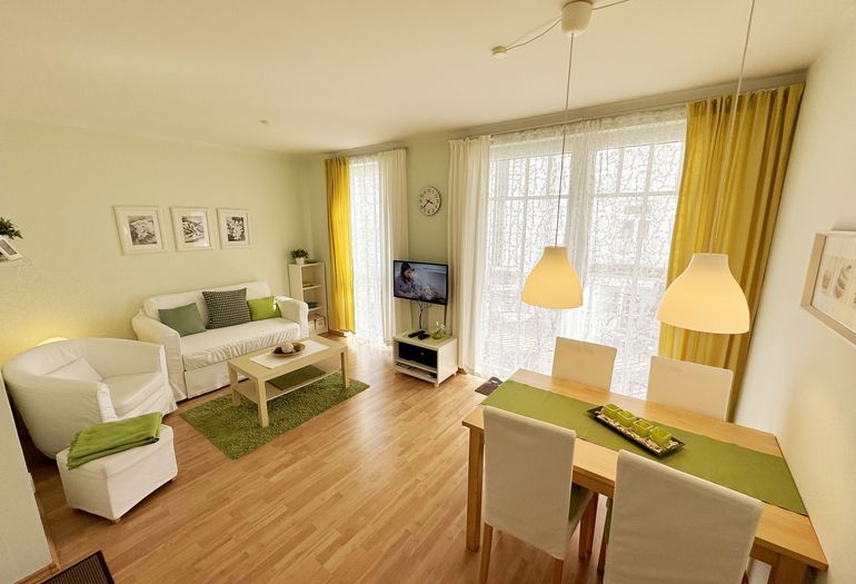 Essplatz mit Zugang zum Balkon