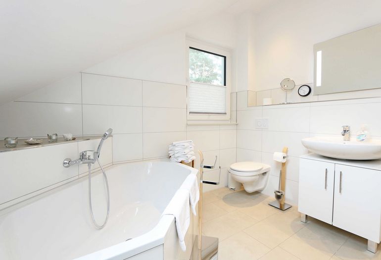 großes Badezimmer mit Waschbecken