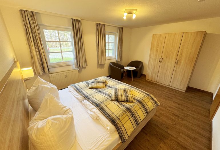 Haus an der Düne WE 06 Dusche Schlafzimmer mit Doppelbett