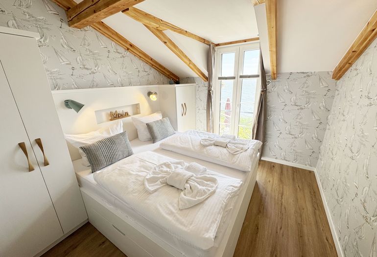 1. Schlafzimmer mit Doppelbett und Seeblick