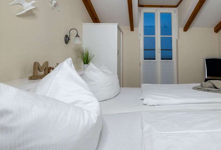 2. Schlafzimmer mit Kleiderschrank 2. Schlafzimmer mit Kleiderschrank