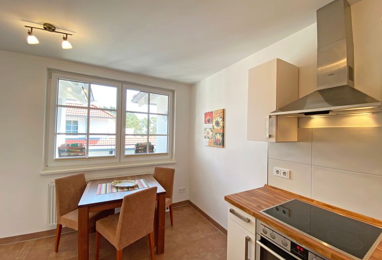 Küchenzeile mit Esstisch für gemeinsame Mahlzeiten