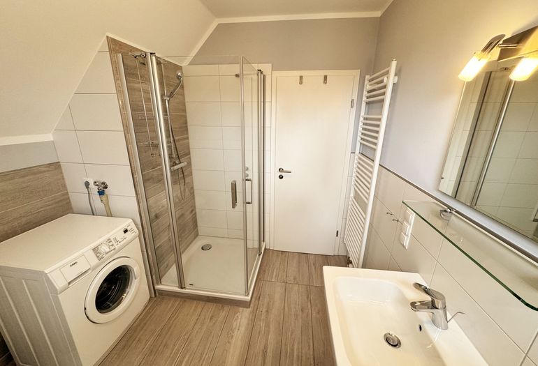 Ferienhaus Ilsebill - oberes Bad mit Waschmaschine