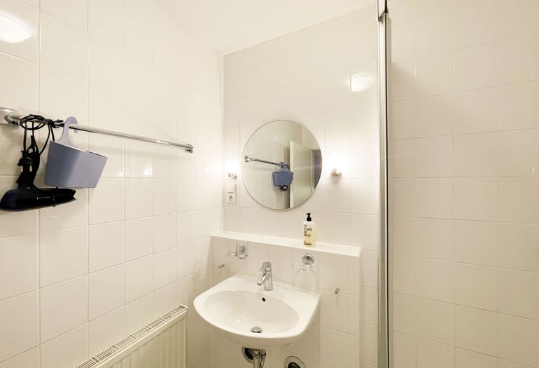 gefliestes Badezimmer mit Waschplatz