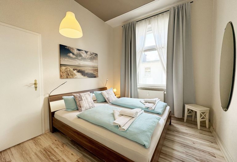 geräumiges Schlafzimmer