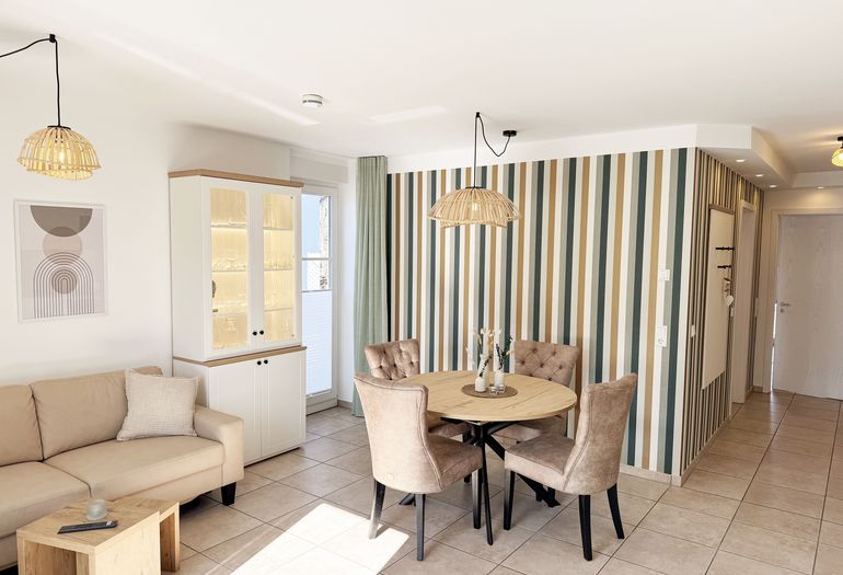 Wohn-und Essbereich mit beleuchteter Vitrine Wohn-und Essbereich mit beleuchteter Vitrine