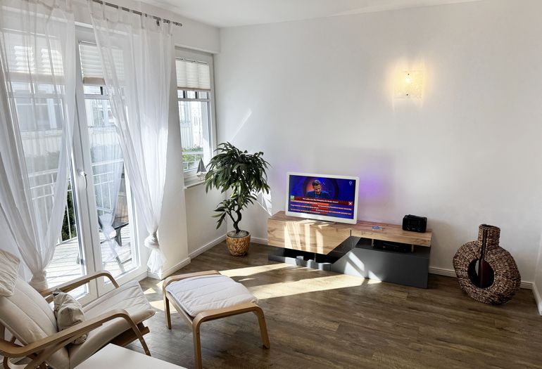 gemütlicher Wohnbereich mit Sideboard und TV