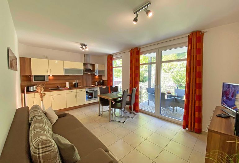 Wohnzimmer mit TV und Couch