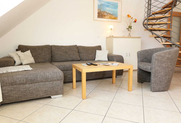 Wohnbereich mit moderner Couch Wohnbereich mit moderner Couch