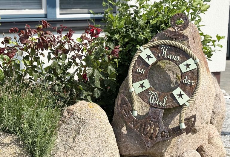 Anker vor dem Haus