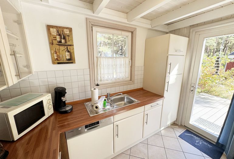 Ferienhaus Sandkörnchen - Küche mit Zugang zur Terrasse