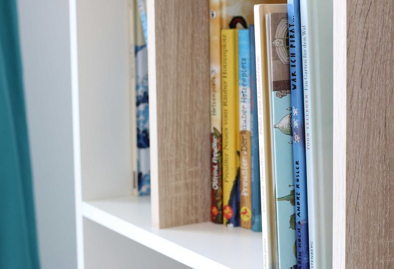 1. Schlafzimmer mit Bücherregal 1. Schlafzimmer mit Bücherregal