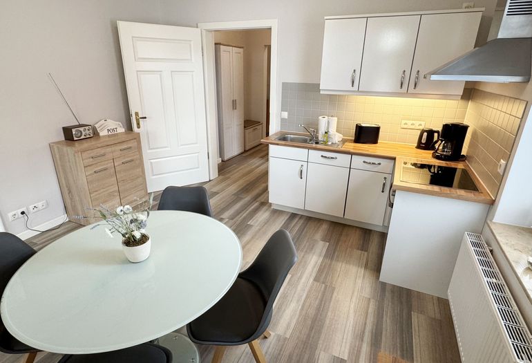 Küchenzeile mit diversen Küchenutensilien